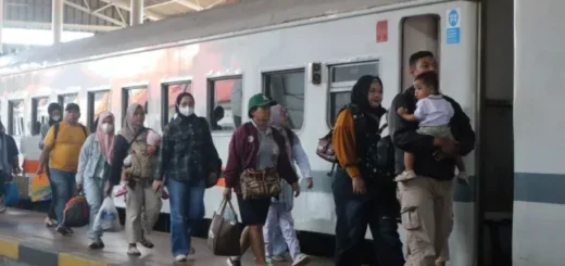 Sambut Arus Balik Lebaran, Stasiun Cirebon Mulai Dipadati Penumpang