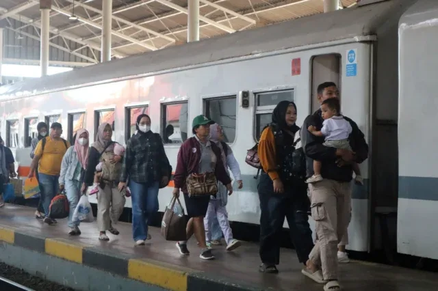 Sambut Arus Balik Lebaran, Stasiun Cirebon Mulai Dipadati Penumpang