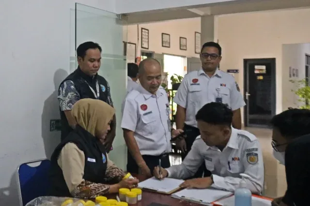KAI Daop 3 Cirebon Tes Urine Awak KA Yang Akan Melakukan Dinas Selama Lebaran