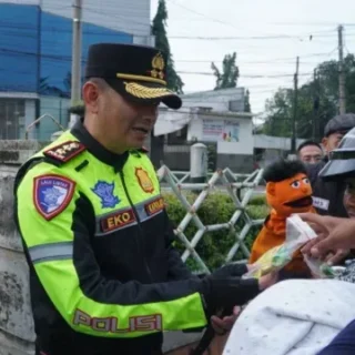 Polres Cirebon Kota Hibur Pemudik dengan Panggung Boneka