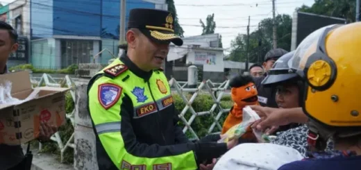 Polres Cirebon Kota Hibur Pemudik dengan Panggung Boneka
