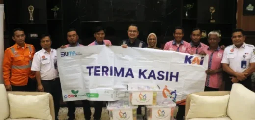 KAI Daop 3 Cirebon Berbagi Paket Sembako kepada Para Porter