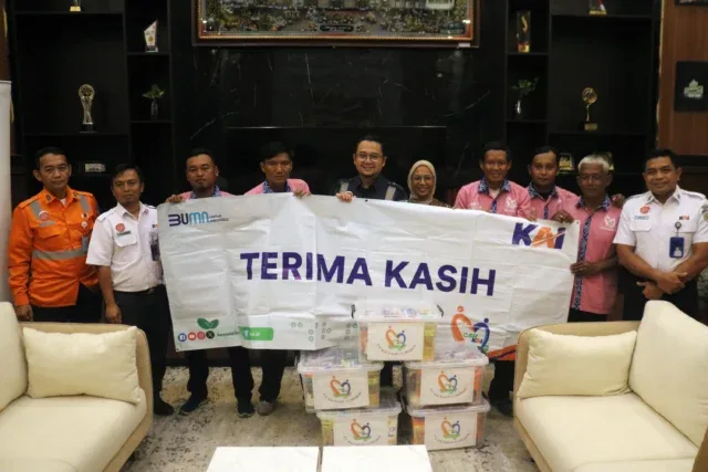 KAI Daop 3 Cirebon Berbagi Paket Sembako kepada Para Porter