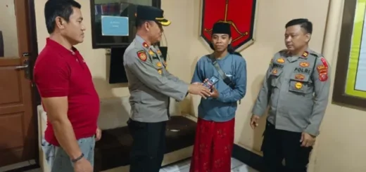 Dicuri Pagi, Malamnya Polisi Kembalikan Handphone Korban Sekaligus Tangkap Pelaku