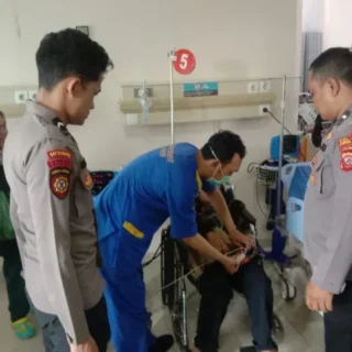 Petugas Pos Yan Res Area 208 B Sigap Evakuasi Pemudik Sakit di Tol Palikanci