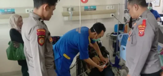 Petugas Pos Yan Res Area 208 B Sigap Evakuasi Pemudik Sakit di Tol Palikanci