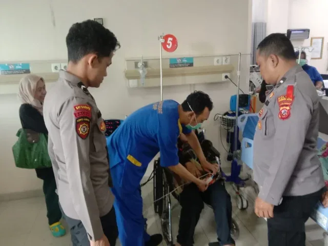 Petugas Pos Yan Res Area 208 B Sigap Evakuasi Pemudik Sakit di Tol Palikanci