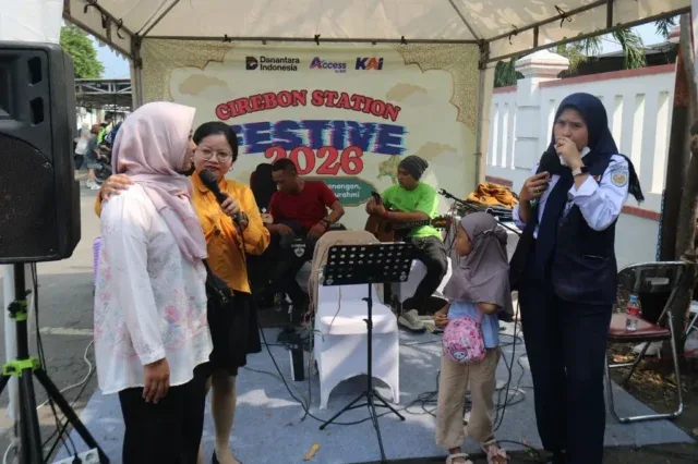 Daop 3 Cirebon Temani Pemudik dengan Live Music di Stasiun