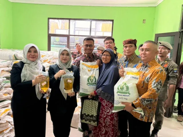 Jaga Daya Beli Warga, Pemkot Cirebon dan Bulog Mulai Distribusikan Bantuan Pangan