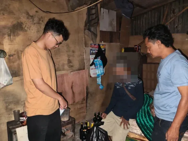 Malam Digerebek, Puluhan Botol Miras Oplosan Disita Polisi di Cirebon