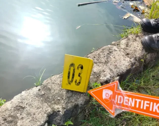 Pria Paruh Baya Ditemukan Meninggal di Dasar Balong