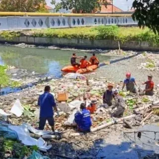 Wali Kota Cirebon Soroti Tumpukan Sampah di Sungai Sukalila, Bisa Capai 10 Truk