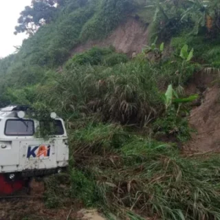 KA Ciremai Terdampak Longsor di Petak Jalan Maswati - Sasaksaat