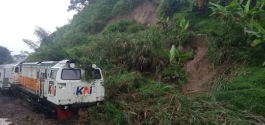 KA Ciremai Terdampak Longsor di Petak Jalan Maswati - Sasaksaat
