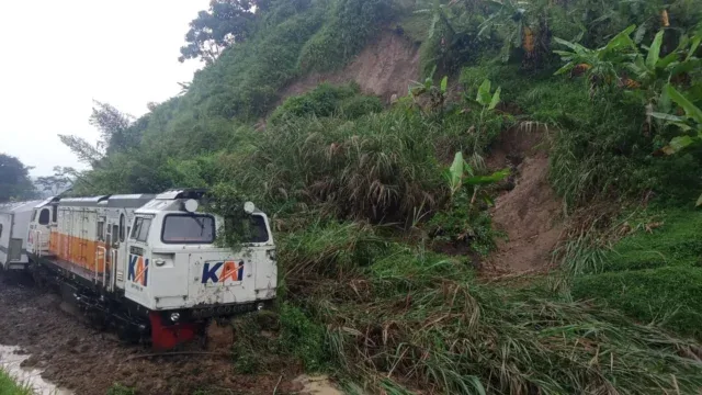 KA Ciremai Terdampak Longsor di Petak Jalan Maswati - Sasaksaat
