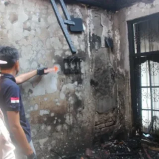Diduga Karena Korsleting Listrik Rumah Warga Terbakar