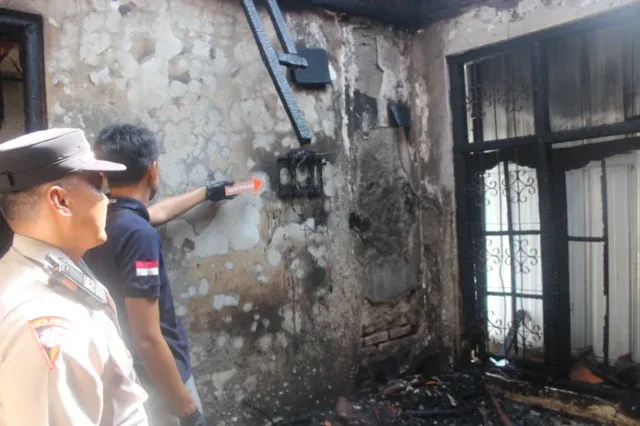 Diduga Karena Korsleting Listrik Rumah Warga Terbakar