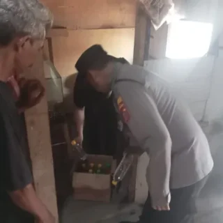 Patroli Senyap, Polisi Sita Belasan Botol Ciu di Tengah Kota