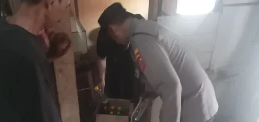 Patroli Senyap, Polisi Sita Belasan Botol Ciu di Tengah Kota