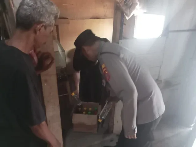 Patroli Senyap, Polisi Sita Belasan Botol Ciu di Tengah Kota
