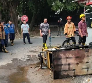 Petugas Padamkan Kebakaran di Warung Bakso