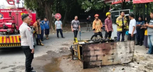 Petugas Padamkan Kebakaran di Warung Bakso