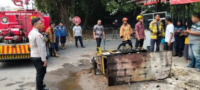 Petugas Padamkan Kebakaran di Warung Bakso