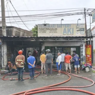 Petugas Tangani Kebakaran Bengkel dan Toko Aki di Gunung Jati
