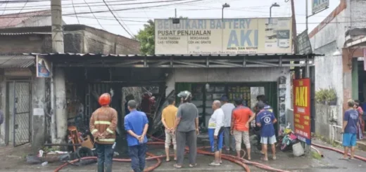 Petugas Tangani Kebakaran Bengkel dan Toko Aki di Gunung Jati
