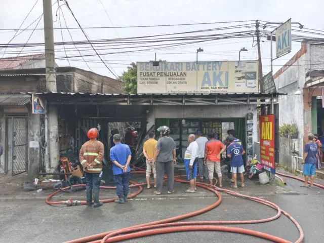 Petugas Tangani Kebakaran Bengkel dan Toko Aki di Gunung Jati