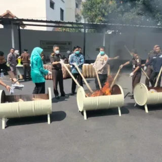 Kejari Kota Cirebon Musnahkan Barang Bukti Narkoba dan Senjata Tajam 