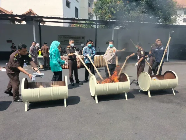 Kejari Kota Cirebon Musnahkan Barang Bukti Narkoba dan Senjata Tajam 