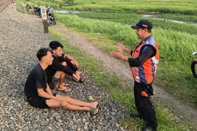 KAI Daop 3 Cirebon Mengimbau Masyarakat Untuk Patuhi Aturan dan Tidak Melakukan Aktivitas Ilegal