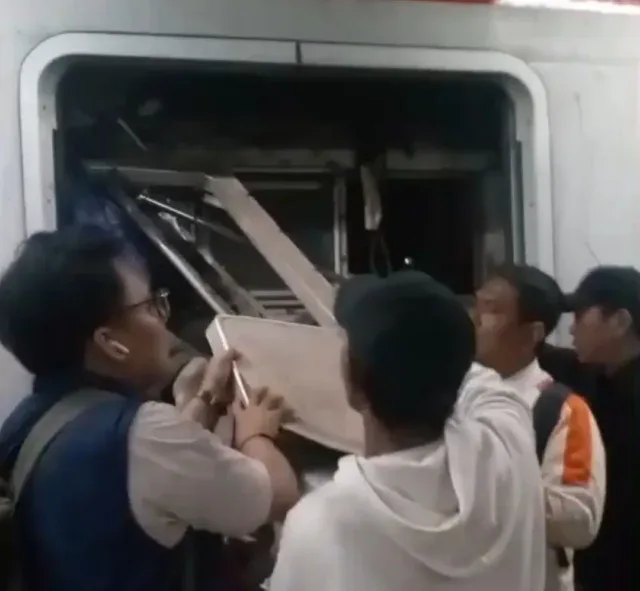 Terdampak Insiden di Bekasi Timur Sejumlah Perjalanan di KAI Daop 3 Cirebon Dibatalkan